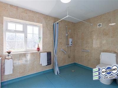 GROUND FLOOR SHOWER ROOM